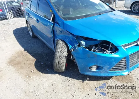 2014 Ford Focus Titanium z USA, uszkodzony, nr VIN 1FADP3J24EL138408